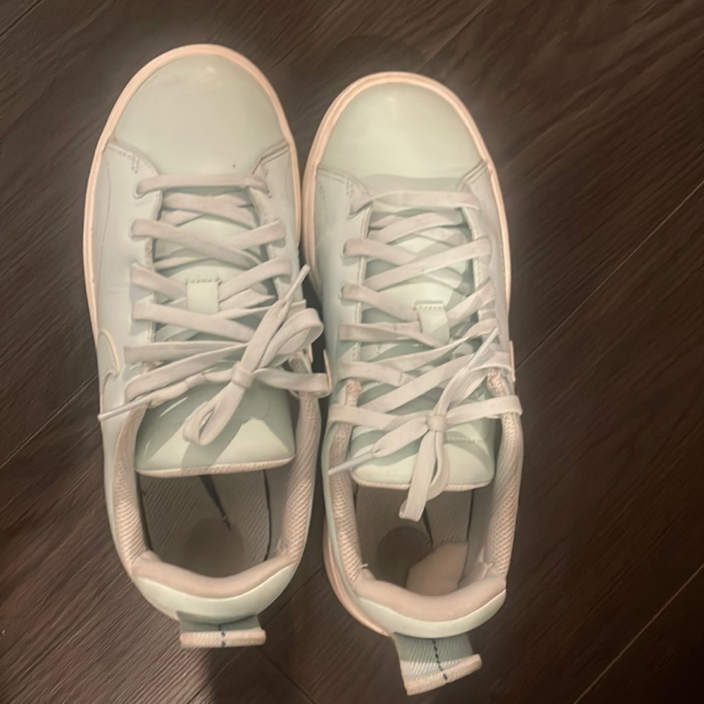 NIKE Sneakers